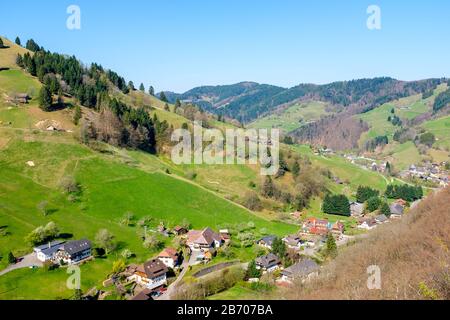 Bergige Landschaft im oberen Münstertal im frühen Frühjahr, Breisgau-Hochschwarzwald, Baden-Württemberg, Deutschland. Stockfoto