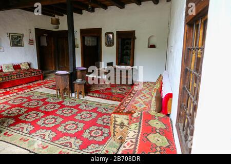 Möbel im Kajtaz House, einem türkischen Haus aus dem 17. Jahrhundert in der Stadt Mostar, Bosnien und Herzegowina Stockfoto
