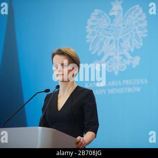 Warschau, Mazovian, Polen. März 2020. Der Leiter Des Büros MICHAL DWORCZYK Und Entwicklungsminister JADWIGA EMILEWICZ Auf EINER gemeinsamen Pressekonferenz Kündigten Die Umsetzung der Fernarbeit In der Regierung an Administration.in das Bild: Jadwiga EMILEWICZ Credit: Hubert Mathis/ZUMA Wire/Alamy Live News Stockfoto