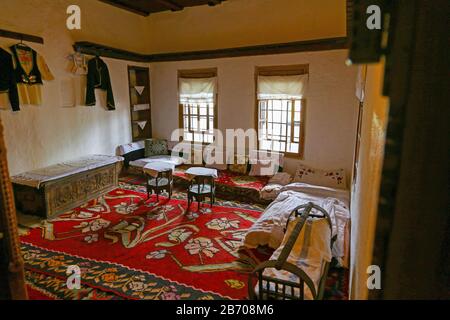 Möbel im Kajtaz House, einem türkischen Haus aus dem 17. Jahrhundert in der Stadt Mostar, Bosnien und Herzegowina Stockfoto