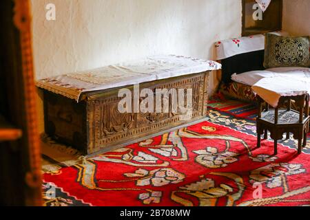 Möbel im Kajtaz House, einem türkischen Haus aus dem 17. Jahrhundert in der Stadt Mostar, Bosnien und Herzegowina Stockfoto