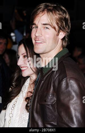 James Van der Beek und Frau Heather Combs bei der Premiere von 'Standing Still' in den Arclight Cinemas Hollywood in Hollywood, Kalifornien. Die Veranstaltung fand am Montag, den 10. April 2006 statt. Foto von: SBM / PictureLux - Alle Rechte Vorbehalten - Aktenzeichen # 33984-3079SBMPLX Stockfoto