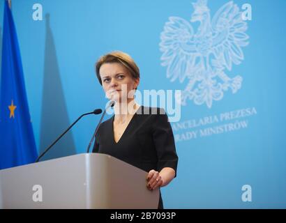 Warschau, Mazovian, Polen. März 2020. Der Leiter Des Büros MICHAL DWORCZYK Und Entwicklungsminister JADWIGA EMILEWICZ Auf EINER gemeinsamen Pressekonferenz Kündigten Die Umsetzung der Fernarbeit In der Regierung an Administration.in das Bild: Jadwiga EMILEWICZ Credit: Hubert Mathis/ZUMA Wire/Alamy Live News Stockfoto