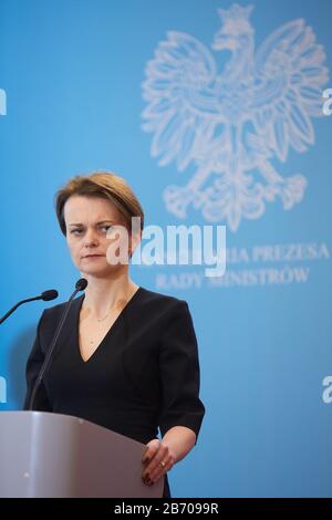 Warschau, Mazovian, Polen. März 2020. Der Leiter Des Büros MICHAL DWORCZYK Und Entwicklungsminister JADWIGA EMILEWICZ Auf EINER gemeinsamen Pressekonferenz Kündigten Die Umsetzung der Fernarbeit In der Regierung an Administration.in das Bild: Jadwiga EMILEWICZ Credit: Hubert Mathis/ZUMA Wire/Alamy Live News Stockfoto