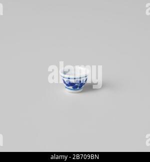 KOM, wit, beschilderd in blauw KOM van melkglas met blauwe emailverf beschilderd. Imitatie Chines blauw porselein. Hersteller : AnoniemanoniemPlaats Herstellung: Amsterdam (mogelijk)Haarlem (mogelijk) dating: CA. 1675 - ca. 1699 Material: Glasabmessungen: H 0,8 cm. × d 1,2 cm. Stockfoto