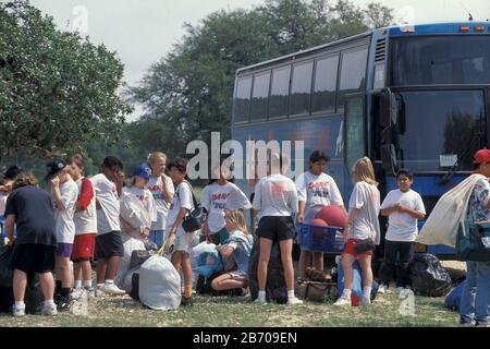 Bandera, Texas, USA: Schüler der fünften Klasse von städtischen Schulen kommen für eine Übernachtung in einem Outdoor-Bildungscamp im Texas Hill Country an. HERR ©Bob Daemmrich Stockfoto