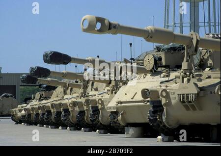 Ft. Hood, Texas USA: M1 Panzer standen am Militärposten Fort Hood in Zentral-Texas an, mit sandfarbener Farbe beschichtet und bereit für den Einsatz in der Wüste des Nahen Ostens. ©Bob Daemmrich Stockfoto