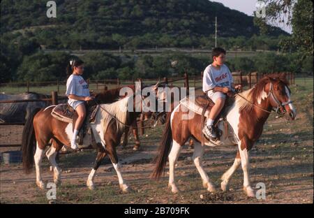 Bandera, Texas, USA: Schüler der fünften Klasse der städtischen Grundschule reiten auf Pferden während eines nächtlichen Feldausflugs zum Outdoor Education Camp im Texas Hill Country. HERR ©Bob Daemmrich/ Stockfoto