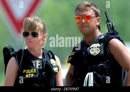 Waco, Texas, USA, 1993: Weibliche und männliche ATF-Offiziere im Dienst zwischen ATF-Agenten und Mitgliedern des religiösen Sekten der Zweigstelle Davidian. ©Bob Daemmrich Stockfoto
