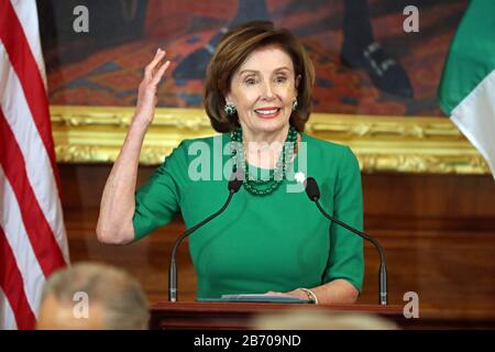 Nancy Pelosi, Sprecherin des Repräsentantenhauses der Vereinigten Staaten, moderiert den Speaker???s Mittagessen auf dem Kapitol in Washington DC während des Taoiseach Besuches in den USA. Stockfoto