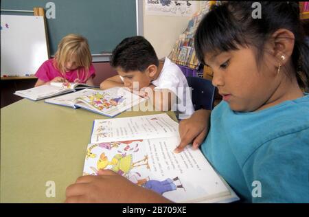 Austin, Texas USA: Schüler der ersten Klasse an der Linder Elementary School lernen Phonik. HERR ©Bob Daemmrich Stockfoto