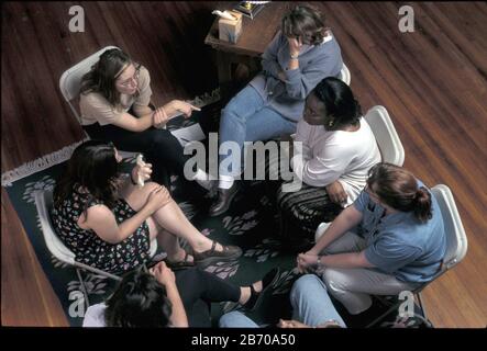 Austin Texas USA, 1997: Schwarze weibliche Beraterin führt junge Erwachsene in Gruppentherapiesitzung. HERR EU 29-37 ©Bob Daemmrich Stockfoto