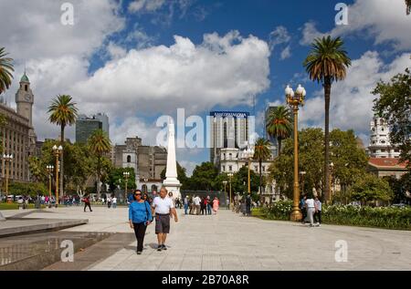 Plaza de Mayo, Platz der Stadt, Piramide de Mayo, Ehrungen für die Mai-Revolution, nationales historisches Denkmal, Menschen, eklektische Gebäude, Südamerika, Buen Stockfoto