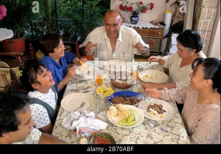 San Miguel de Allende, Mexiko: Mexikanische Mittelschicht-Familie teilt sich das Feiertagsessen. HERR ©Bob Daemmrich Stockfoto