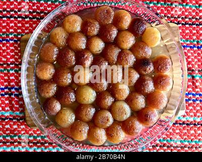 Türkisches Dessert Sekerpare / Kleine Kuchen mit Sherbet-Sirup. Traditionelles Dessert. Stockfoto