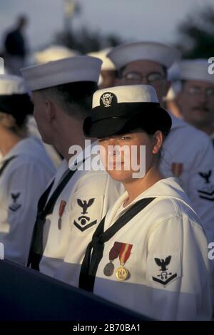 Galveston, Texas, USA, 1997: Junge weibliche Matrosin auf der USS Ross, Arleigh Burke-Klasse, Lenkflugkörper-Zerstörer (DDG-71). ©Bob Daemmrich Stockfoto