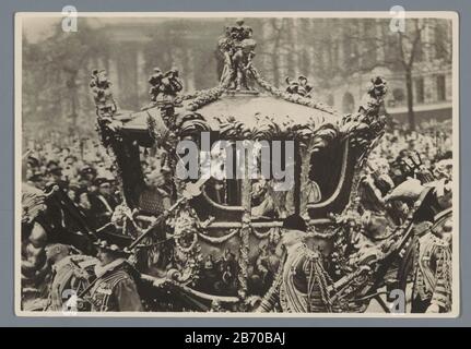 Koning George VI van het Verenigd Koninkrijk en koningin Elizabeth in een koets na hun kroning te Westminster Abbey King George VI of the United Kingdom und Queen Elizabeth in einer Kutsche nach ihrer Krönung in Westminster Abbey Property Type: Fotopostkarte Artikelnummer: RP-F21113 Aufschriften / Marken: Aufschrift verso, gedruckt: "Die krönten britischen Monarchen, die nach ihrer Krönung am 12. Mai 1937 aus der Westminster Abbey zurückkehren." Hersteller: Fotograf: Anonymer Ort Herstellung: London Datum: 12. Mai 1937 Material: Papiertechnik: Gelatine Silber Druckabmessungen: Foto: H 100 mm × Stockfoto