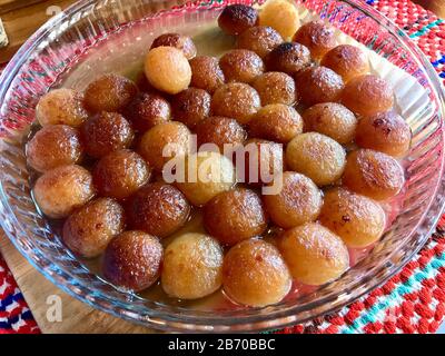 Türkisches Dessert Sekerpare / Kleine Kuchen mit Sherbet-Sirup. Traditionelles Dessert. Stockfoto