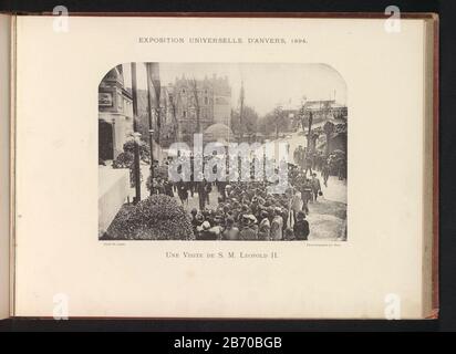 König Leopolds II. Von Belgien besucht die Weltausstellung in Antwerpen (Titelobjekt) Une visite SM Leopold-II (Eigentumsrecht) Immobilientyp: Fotomechanische Druckseite Artikelnummer: RP-F 2001-7-1487- 53 Hersteller: Fotograf: TH. Lantin (denkmalgeschütztes Gebäude) Klischeehersteller Joseph Maes (denkmalgeschütztes Eigentum) Ort Herstellung: Antwerpen Datum: 1894 Material: Papiertechnik: Lichtdruckmessungen: Unbedruckt: H 155 mm × W 219 mm Thema: Weltmesse, Weltausstellung König Lineal und seine Subjektwie: Leopold-II (König der Belgier) Stockfoto