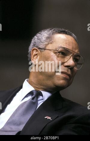 San Antonio, Texas USA: Colin Powell fördert Freiwilligenarbeit bei der Kundgebung der „Texas Challenge“. ©Bob Daemmrich Stockfoto