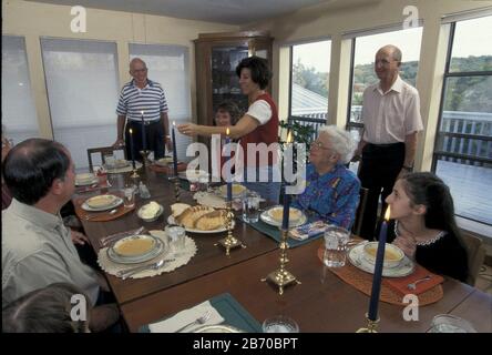 Austin, Texas, USA: Großfamilie, die zum Thanksgiving-Essen am Tisch sitzt. HERR ©Bob Daemmrich / Stockfoto