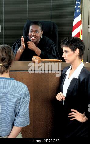 Austin Texas USA, 1997: Afroamerikanische Bezirksrichterin verurteilt jugendlich Angeklagte. HERR ©Bob Daemmrich Stockfoto