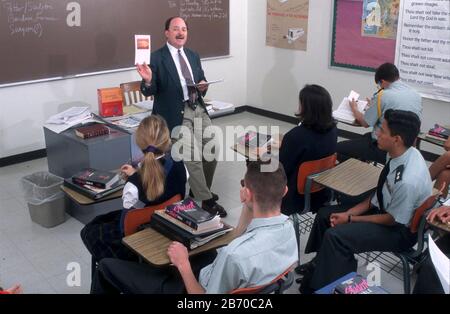 San Marcos Texas USA: Männlicher Lehrer an der privaten Pfarrschule San Marcos Baptist Academy, leitet Bibelunterricht für Gymnasiasten. ©Bob Daemmrich Stockfoto