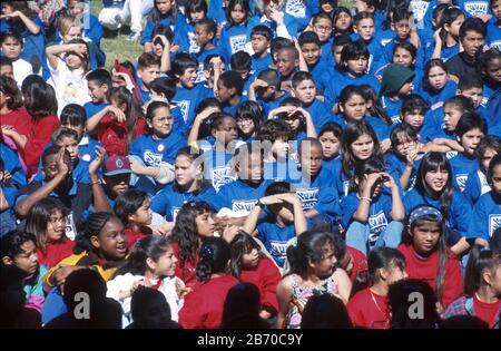 Austin, Texas USA: Schüler in passenden T-Shirts nehmen an der Kundgebung zum Martin Luther King Day Teil. ©Bob Daemmrich Stockfoto