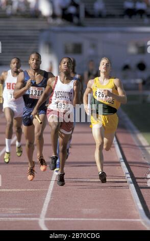 Austin, Texas, USA, 1998: High School-Jungen treten in der 4x400-Meter-Staffel bei den Texas Relais an. ©Bob Daemmrich Stockfoto