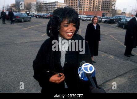 Amarillo, Texas, USA, 1998: Oprah Winfrey geht während eines Gerichtsverfahrens, das von einer Gruppe texanischer Rindfleischproduzenten gegen sie erhoben wurde, in den Gerichtssaal, weil sie behauptete, dass ihre öffentliche Verunglimpfung der Rindfleischindustrie Millionen Dollar verloren habe. ©Bob Daemmrich Stockfoto