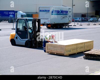 Versand einer Frachtkiste am CTT Container Terminal Tollerort und DCP Container Packing Center im Hamburger Hafen. Stockfoto