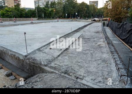 Brücke im Bau, Rohstoff, Beton und Stahleisen für die Fundamente Stockfoto