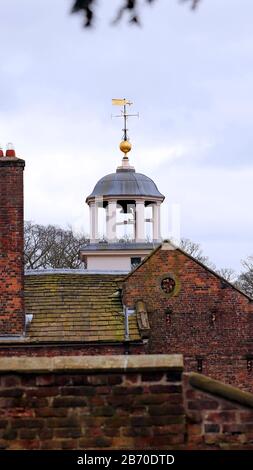 Der Clock Tower, von der Rückseite des National Trust Property, Dunham Massey, aus gesehen. Stockfoto