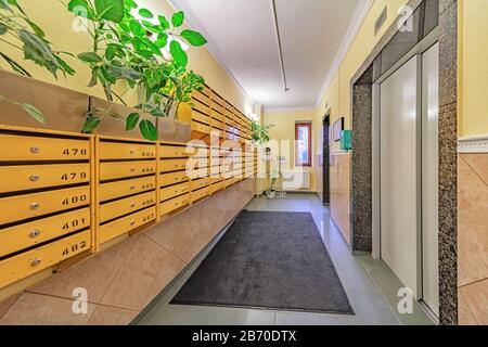 Leere Saalfächer und Aufzugstüren am neuen Apartmentgebäude Stockfoto