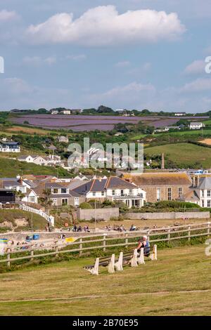 Ein Blick über einen Teil von Perranporth von den Klippen über dem Droskyn-Ende des Parran-Strands - Perranporth, NordCornwall, Großbritannien. Stockfoto