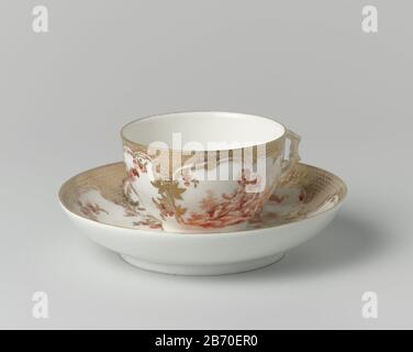 KOP en schotel Kop en schotel met putti Kop en schotel van porselein, beschilderd op het glazuur in rood en goud. De buitenwand van de kop ist in Drie vakken geormd Türblüten verdeelt. De twee brede vakken tonen twee putti op een wolk, het derde vak met bloemen. OM de vakken en op de Rand een schubmotief. OP de bodem een bloemtak. De op heeft een hoekig oor met gemodelleerde bloemen bij de Basis. De schotel traf een verwelijkbare decoratie. Es war ein Treffen mit dem Szepter, der 2. Hersteller : porseleinfabriek: Königlicher Porzellan ManufakturPlaats Herstellung: Berlijn Stockfoto