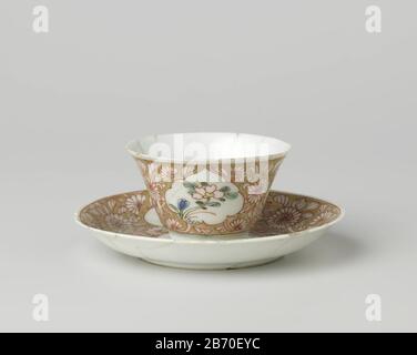 KOP en schotel met een dame met blemenmand en blühen planten in Cartoops Kop en schotel van porselein met spreidende Wand, beschilderd op het glazuur in blauw, rood, roze, groen, zwart en laut. OP het plat van de schotel een medaillon met een dame in een landschap met een bläemenmand; om het medaillon uitgespaarde bloemranken en drie Cartoons met blühen planten (o.a lotus) in een gouden grond. Hotel en op zijn gebrochen gewest. Famille stieg. Hersteller : Pottenbakker: AnoniemPlaats Herstellung: China dating: CA. 1725 - ca. 1749Schule/Stijl: Qing-Dynastie (1644-1912)/Yongzh Stockfoto