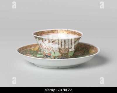 KOP en schotel met een haan en drie herten in Cartoops tegen een gouden grond met blemranken Kop en schotel van porselein met een spreidende Wand, beschilderd op het glazuur in blauw, Rood, roze, Groen, geel, zwart en laut. OP het plat van de schotel in het centrum een medaillon met een haan; om het medaillon drie blavormige Cartoons met een hert in een landschap tegen een gouden achtergrond met bloemranken; de Rand met een 'knistred-ICE' Band. De kop traf Dezelfde Decoratie. Een barst en een Chip in de Rand van de schotel; de kop ist gezerbrochen gewest. Famille stieg. Hersteller: Pottenba Stockfoto