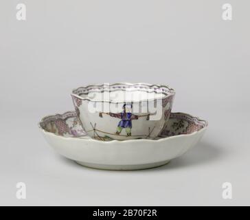 KOP en schotel traf in Cartoops Kop en schotel van porselein auf rechte, geribde Wand en geschulpte Rand, beschilderd op het glazuur in blauw, Rood, roze, Groen, zwart en goud. OP het plat van de schotel drie chinesische Akrobaten in een omheinde tuin, Stockfoto