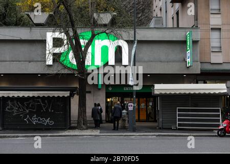 Mailand, Italien. März 2020. Allgemeine Ansicht des Corso Buenos Aires in Mailand, 12. März 2020. Italien schloss alle Geschäfte mit Ausnahme von Apotheken und Lebensmittelgeschäften, um die Ausbreitung eines Coronavirus zu stoppen. Kredit: Mairo Cinquetti/Alamy Live News Stockfoto