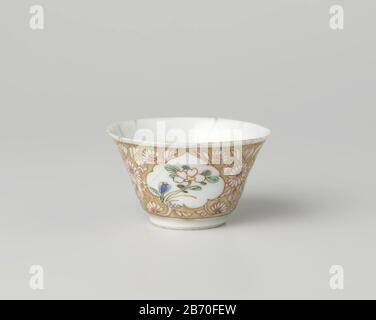 KOP met een dame met blemenmand en bleiende planten in Cartoops Kop van porselein met spreidende Wand, beschilderd op het glazuur in blauw, rood, roze, Groen, zwart en goud. Een medaillon met een dame in een landschap met een bläemenmand afgebeld; om het medaillon uitgespaarde bloemranken en drie Cartoons met blühen planten (o.a lotus) in een gouden grond. Das KOP ist am stärksten zerbrochen. Famille stieg. Hersteller : Pottenbakker: AnoniemPlaats Herstellung: China dating: CA. 1725 - ca. 1749School/stijl: Qing-Dynastie (1644-1912) / Yongzheng-periode (1723-1735) / Qianlong-periode (1736-179 Stockfoto