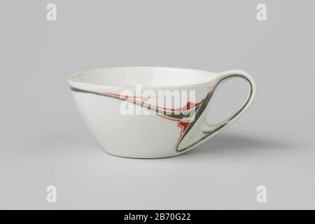 KOP met gestierde plantmotieven Kop van porselein met een C-vormig oor, beschilderd op het glazuur in groen en en rood. OP de buitenwand, doorlopend op het oor, gestileerde bloemtakken. Naar ontwerp van Maurice Dufrêne, vervaardigd voor La Maison Moderne, mogelijk door Le Parthénon, Parijs. Hersteller : porseleinfabriek: Parthénon (mogelijk)ontwerper: Maurice DufrênePlaats Herstellung: Parijs dating: CA. 1900 - ca. 1905 Physikalische Kenner: Porselein traf Emaillkleurenmaterial: Porselein glazuur email Techniek: Draaiend bewerken / Vormenschen / Schilderen / Emailleren / Bäcke / Glazuren Dimensionen: Stockfoto