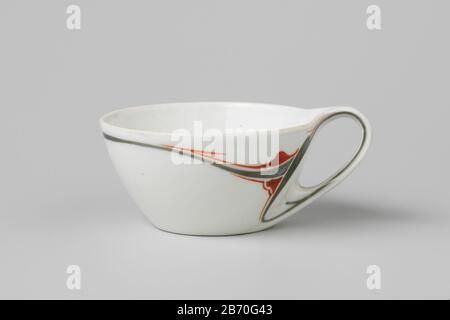 KOP met gestierde plantmotieven Kop van porselein met een C-vormig oor, beschilderd op het glazuur in groen en en rood. OP de buitenwand, doorlopend op het oor, gestileerde bloemtakken. Naar ontwerp van Maurice Dufrêne, vervaardigd voor La Maison Moderne, mogelijk door Le Parthénon, Parijs. Hersteller : porseleinfabriek: Parthénon (mogelijk)ontwerper: Maurice DufrênePlaats Herstellung: Parijs dating: CA. 1900 - ca. 1905 Physikalische Kenner: Porselein traf Emaillkleurenmaterial: Porselein glazuur email Techniek: Draaiend bewerken / Vormenschen / Schilderen / Emailleren / Bäcke / Glazuren Dimensionen: Stockfoto