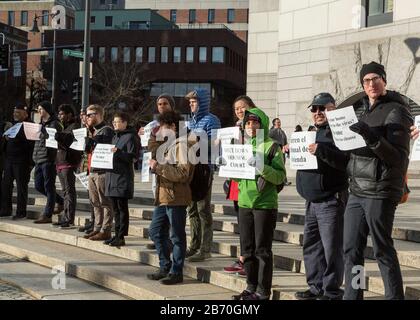 März 2020. Boston, MA. Aktivisten der Stadt Life/Vida Urbana hielten eine Kundgebung außerhalb des Gerichtsgebäudes von Edward Brooke ab, um die Annullierung von Räumungsklagen zu fordern Stockfoto