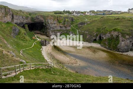 Smoo Cave und Geodha Smoo, in der Nähe von Durness, Schottland. Die natürliche Höhle und Bucht, eine lokale Touristenattraktion an der schottischen Nordküste. Stockfoto