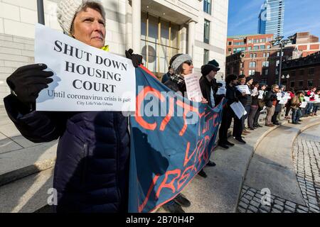 März 2020. Boston, MA. Aktivisten der Stadt Life/Vida Urbana hielten eine Kundgebung außerhalb des Gerichtsgebäudes von Edward Brooke ab, um die Annullierung von Räumungsklagen zu fordern Stockfoto