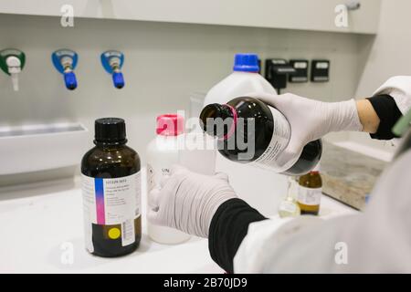 Wissenschaftler arbeiten in einem Labor Stockfoto