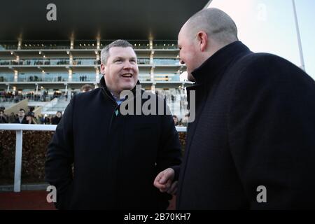 Trainer Gordon Elliott feiert, nachdem Milan Native Riker R James (nicht abgebildet) während des dritten Tages des Cheltenham Festivals auf der Cheltenham Racecourse den Handicap Chase des Fulke Walwyn Kim Muir Challenge Cup Amateur Riders gewonnen hat. Stockfoto