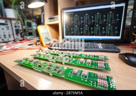 Chipsatz auf Halbleitersubstrat mit Widerständen, Spulen und Buchsen für Anschlüsse auf Tisch mit Computer Stockfoto