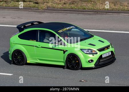 Motor Sport Developments 2010 Green Ford Focus RS; UK Vehicular Traffic, Transport, moderne Fahrzeuge, Salonwagen, bewegte Fahrzeuge, Fahrzeuge, Straßen, Motoren, Fahren auf der Autobahn M6 Stockfoto